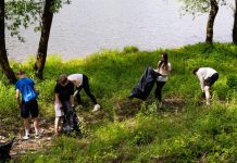 Brehy Ružína sú čistejšie. Vyše 200 dobrovoľníkov vyzbieralo stovky vriec odpadu, pomáhali aj potápači