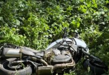 Opitý vodič bez vodičáku vrazil do motocykla, jeho spolujazdci ušli od zranených