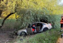 Nehoda pri Šebastovciach, z auta museli vyslobodzovať zakliesnenú osobu