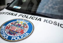 Jeden sa skrýval v tráve, druhý bol v garážach. Mestská polícia zaistila dvoch hľadaných mužov