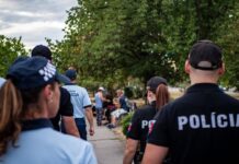Policajti kontrolovali Západ. Riešili alkohol na ulici aj človeka v núdzi
