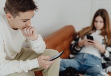 Od osamelosti k radikalizmu. Odborníci z Košíc vysvetľujú, prečo tínedžeri hľadajú odpovede u extrémistov