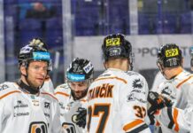 Hokejisti HC Košice oslavujú víťazstvo na ľade