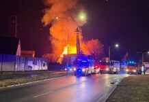 Plamene zachvátili opustenú budovu na Jantárovej. Na mieste boli dvaja zranení