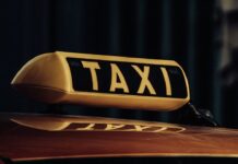 Polícia a inšpekcia práce skontrolovali tisíce taxislužieb. Odhalili vyše 400 priestupkov a nelegálne zamestnávanie