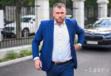 SNS vyzýva prezidenta, aby nenaťahoval menovanie F. Kuffu za ministra