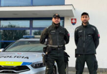 Policajti zachránili 90-ročnú ženu: Sedela na parapete okna
