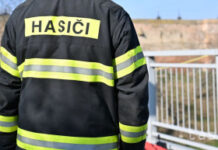 V KOŠICIACH HLÁSIA TOPIACU SA OSOBU: Na miesto privolali hasičov