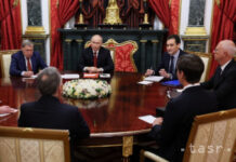Rozhovory o mieri na Ukrajine medzi Putinom a vyslancami USA skončili