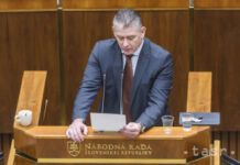 Mikulec a Remišová kritizujú vyjadrenia premiéra k článku päť NATO