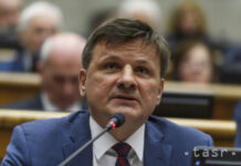 A. Hlina sa stáva riadnym členom strany SaS