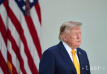 Trump sa domnieva, že Modžtabá Chameneí je napriek zraneniam nažive