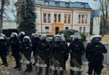 INCIDENT PRED ÚSTAVNÝM SÚDOM: V Poľsku zadržali muža s nožom