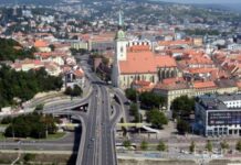 VIDEO: PÄSTNÝ SÚBOJ KURIÉROV NA MOSTE SNP: Hľadajú svedkov