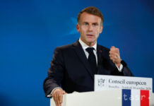 Macron: Nič neospravedlňuje násilie počas protestov